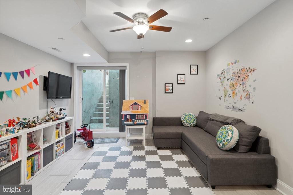 2208 TRENTON AVE