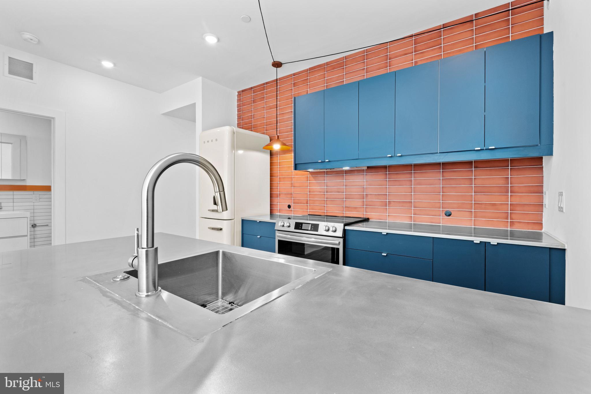 2456 FRANKFORD AVE #6