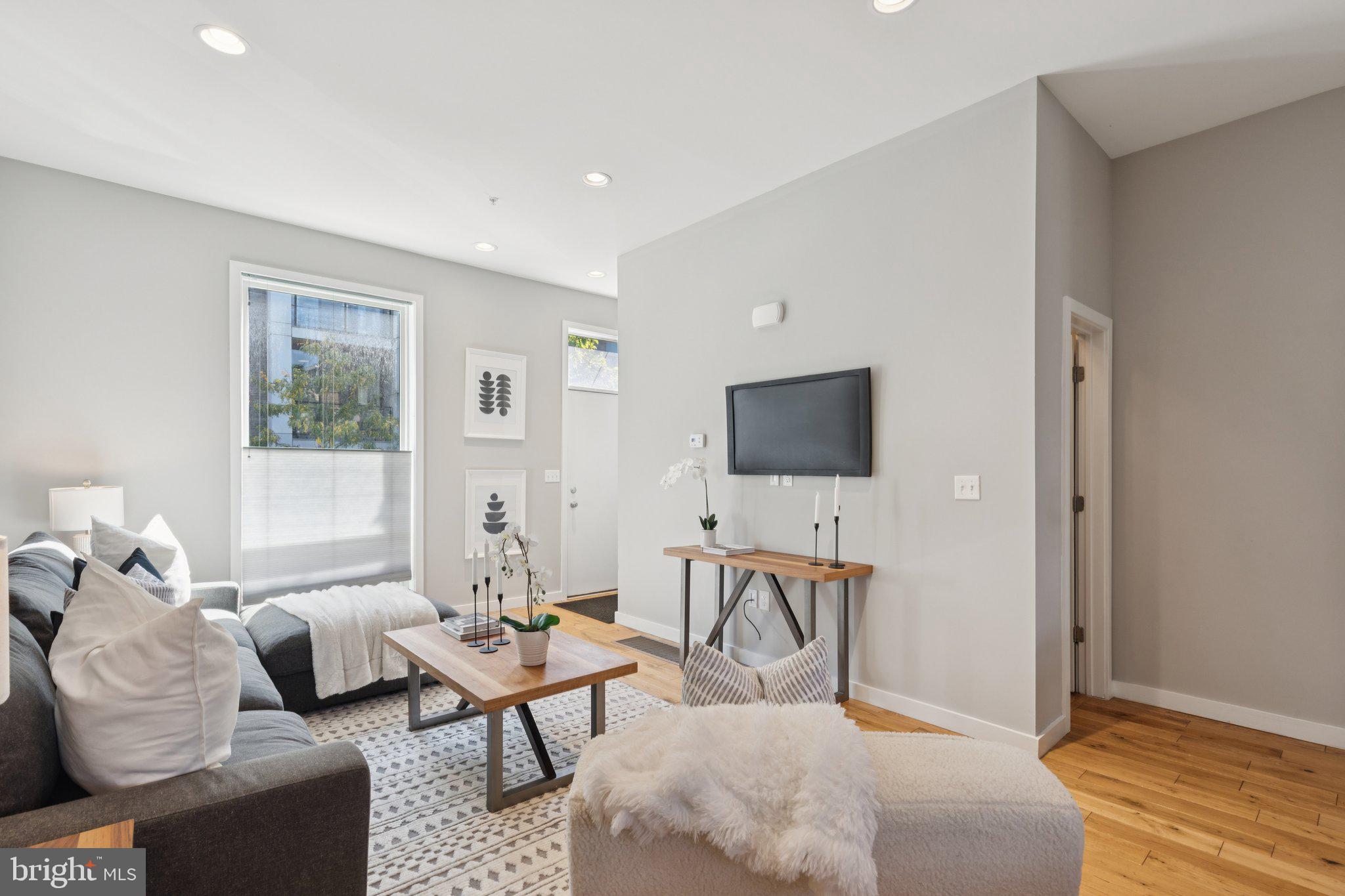 231 W THOMPSON STREET