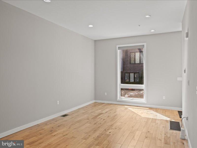 231 W THOMPSON STREET