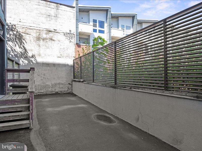 231 W THOMPSON STREET