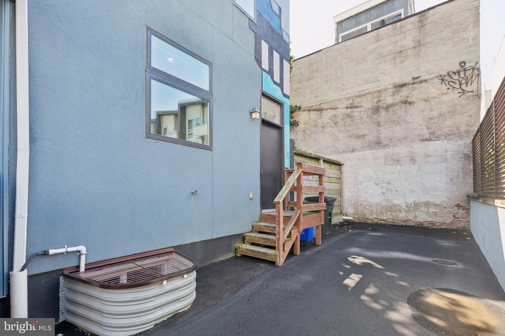231 W THOMPSON STREET