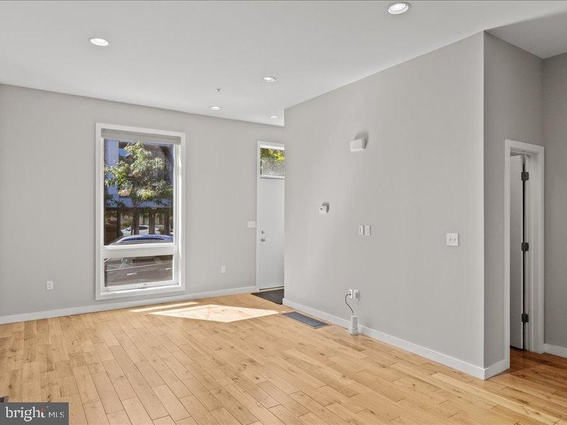 231 W THOMPSON STREET