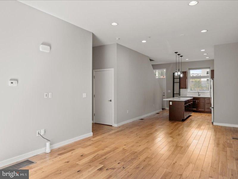 231 W THOMPSON STREET