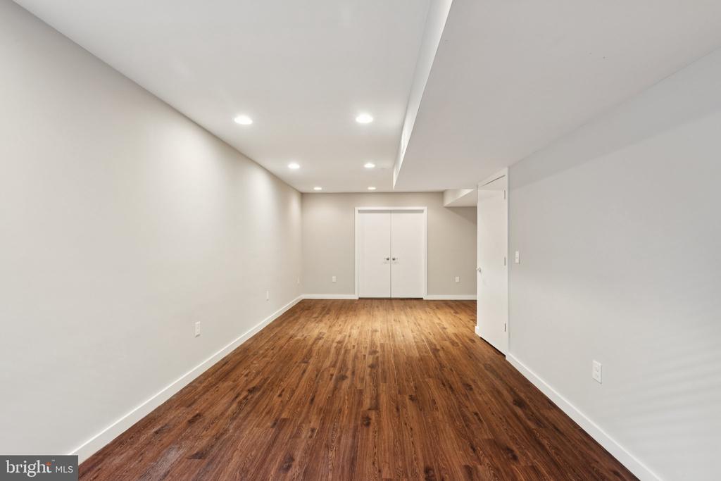 231 W THOMPSON STREET