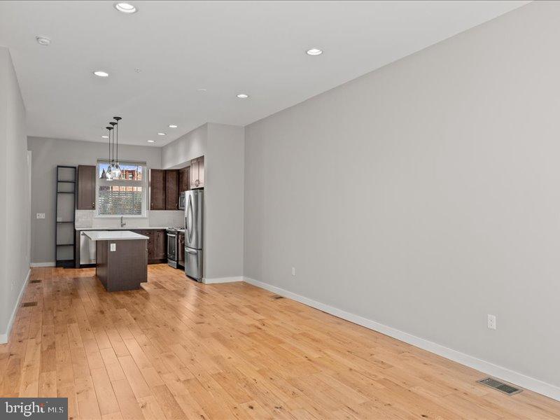 231 W THOMPSON STREET