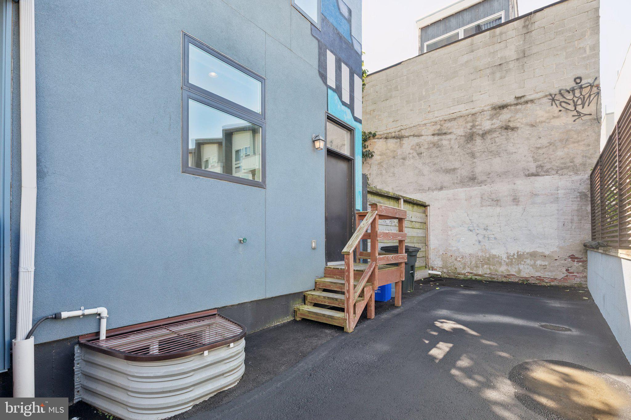 231 W THOMPSON STREET