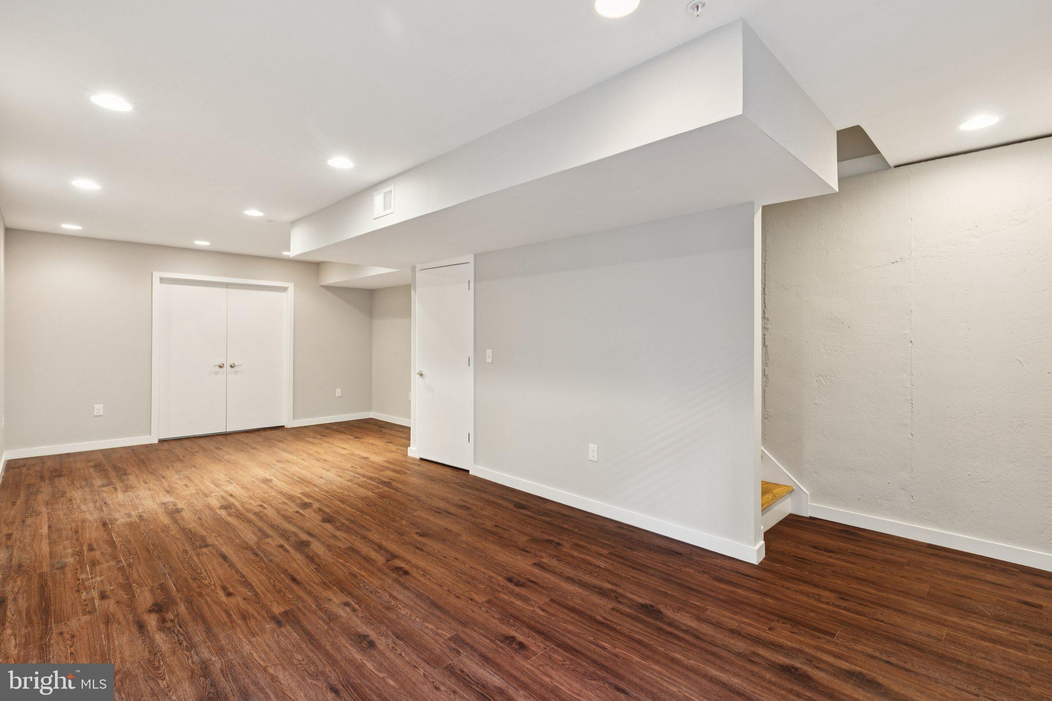 231 W THOMPSON STREET
