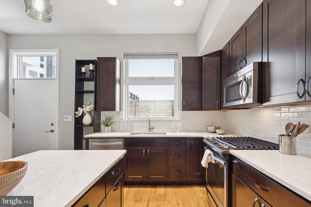 231 W THOMPSON STREET
