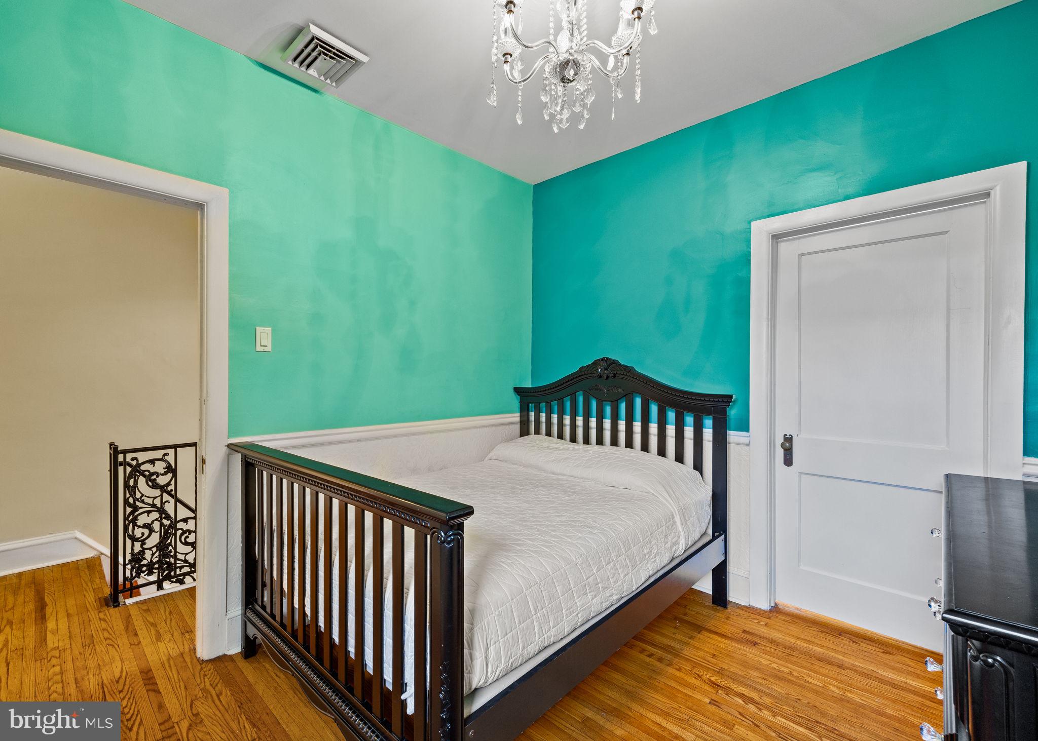 1303 W PORTER STREET
