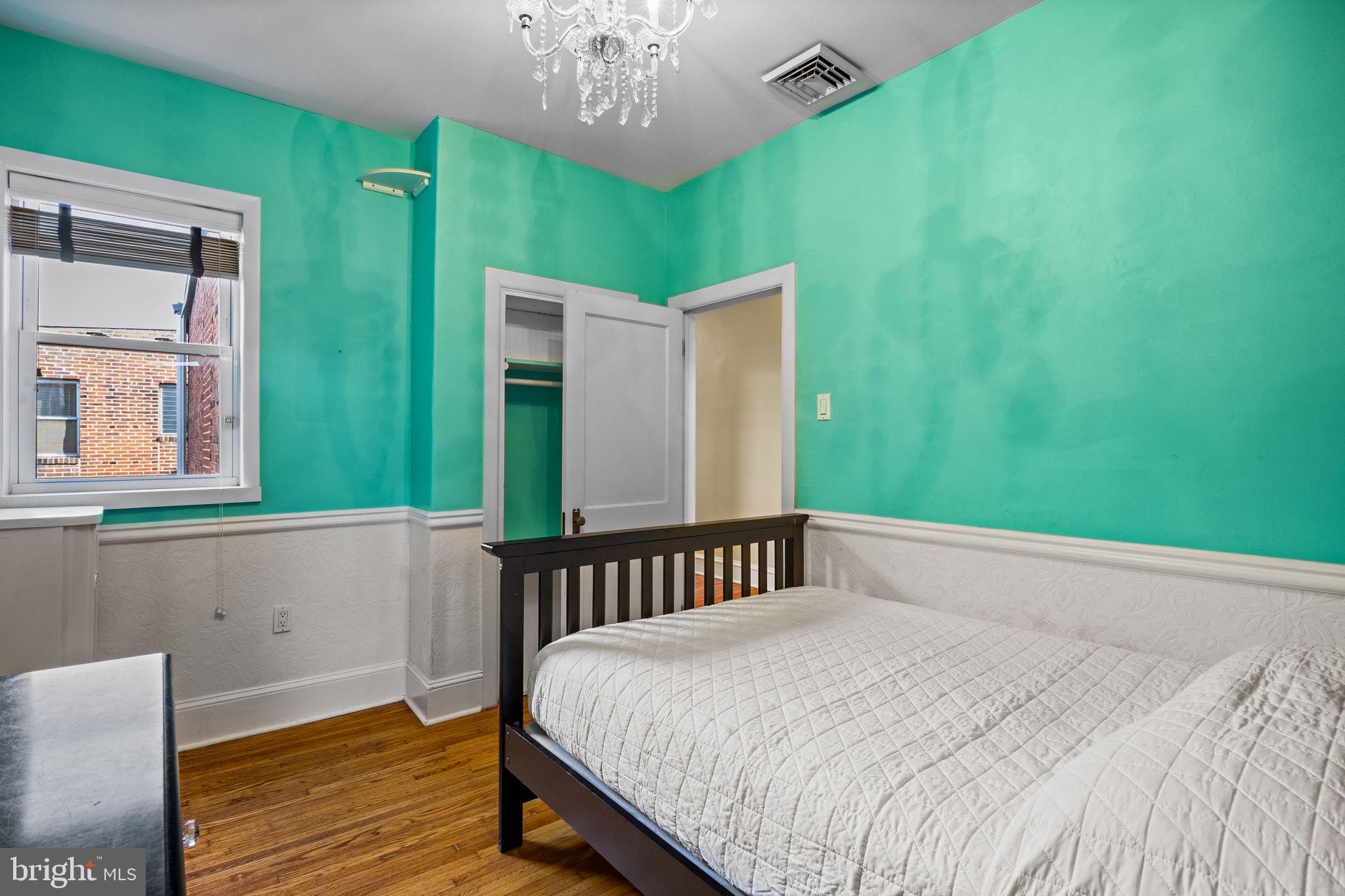 1303 W PORTER STREET