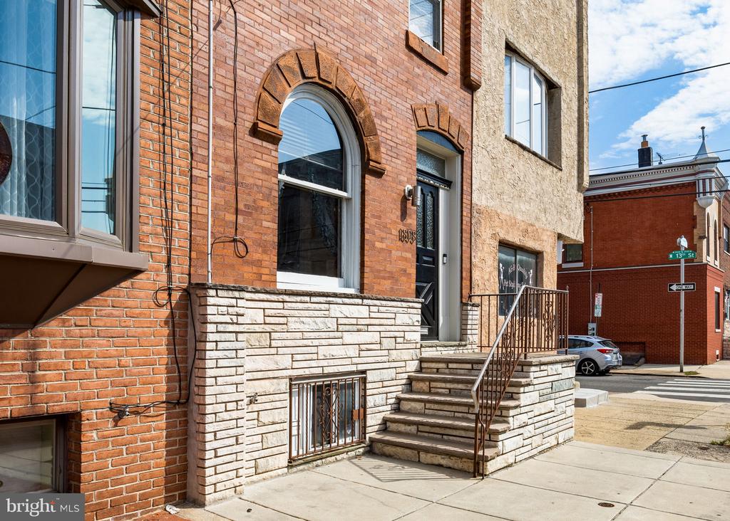 1303 W PORTER STREET