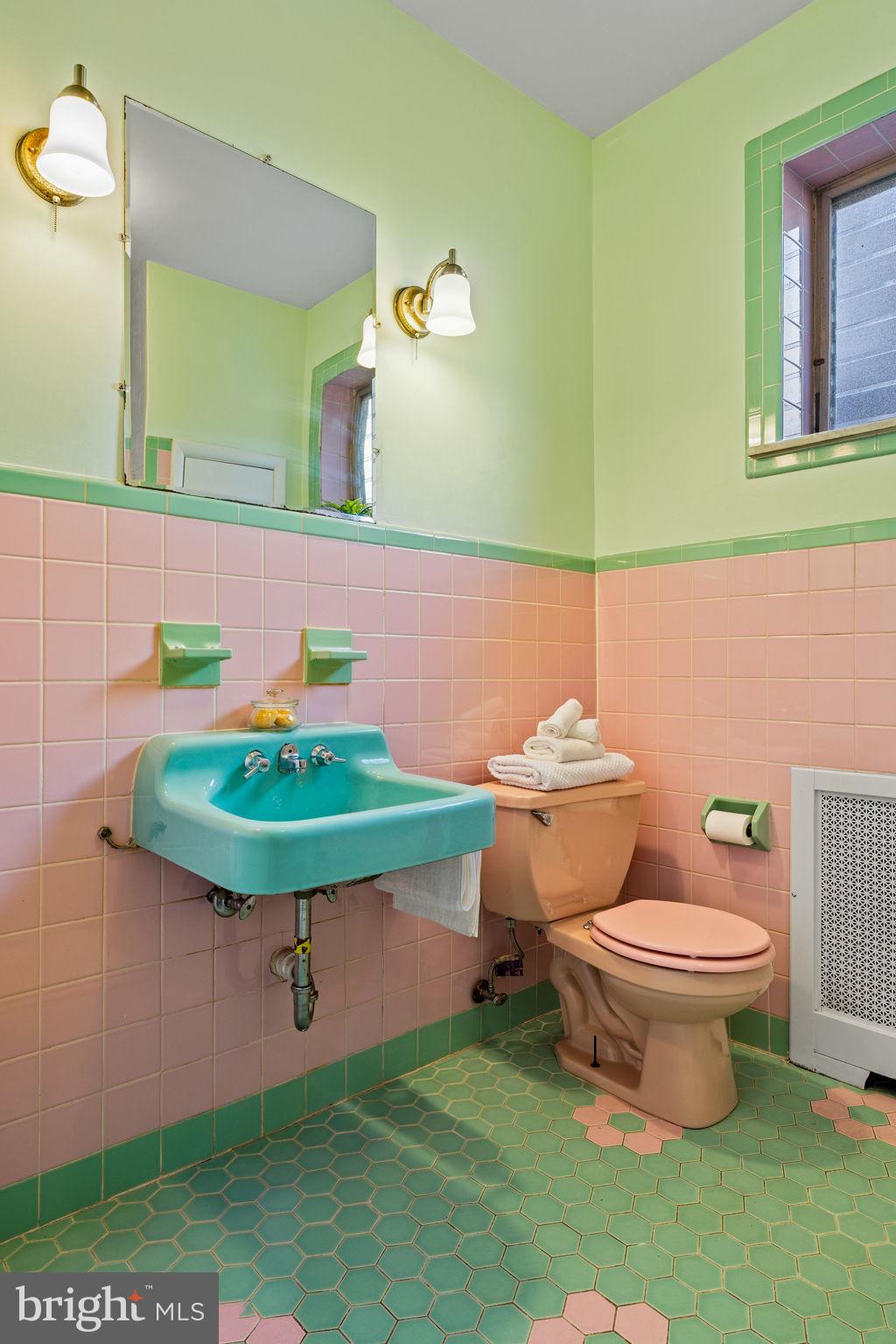 1303 W PORTER STREET
