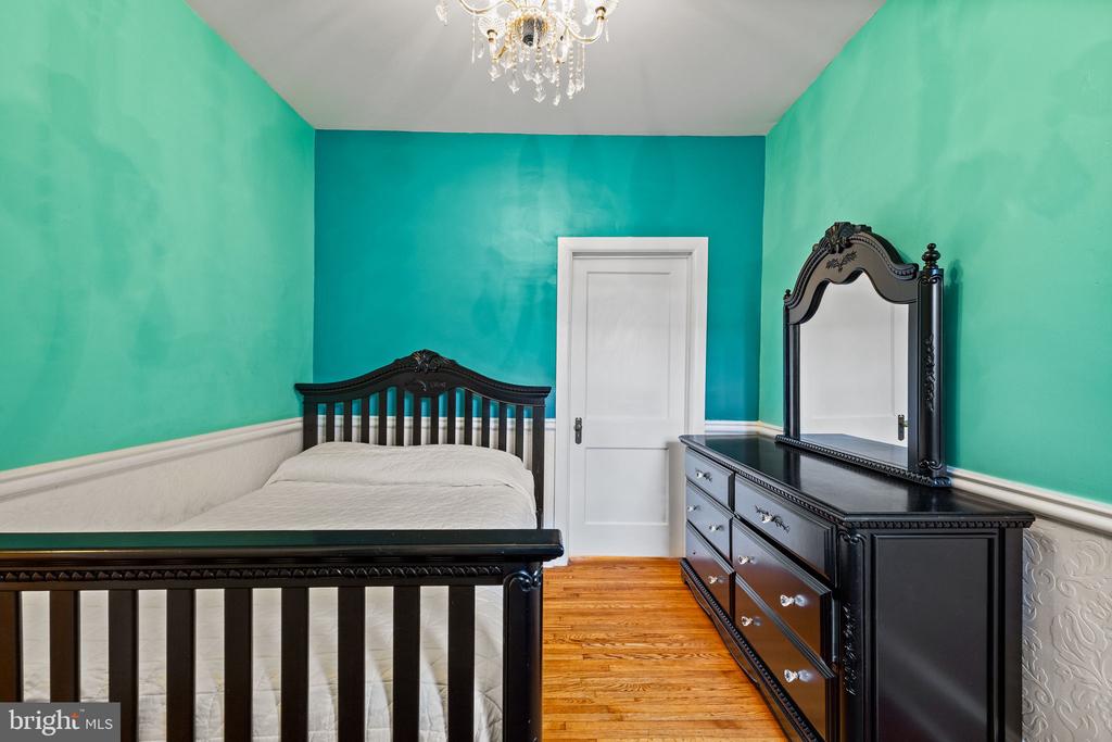 1303 W PORTER STREET
