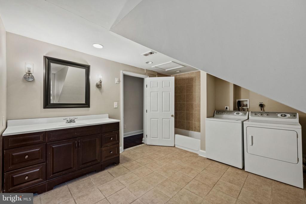 6653 LINCOLN DRIVE