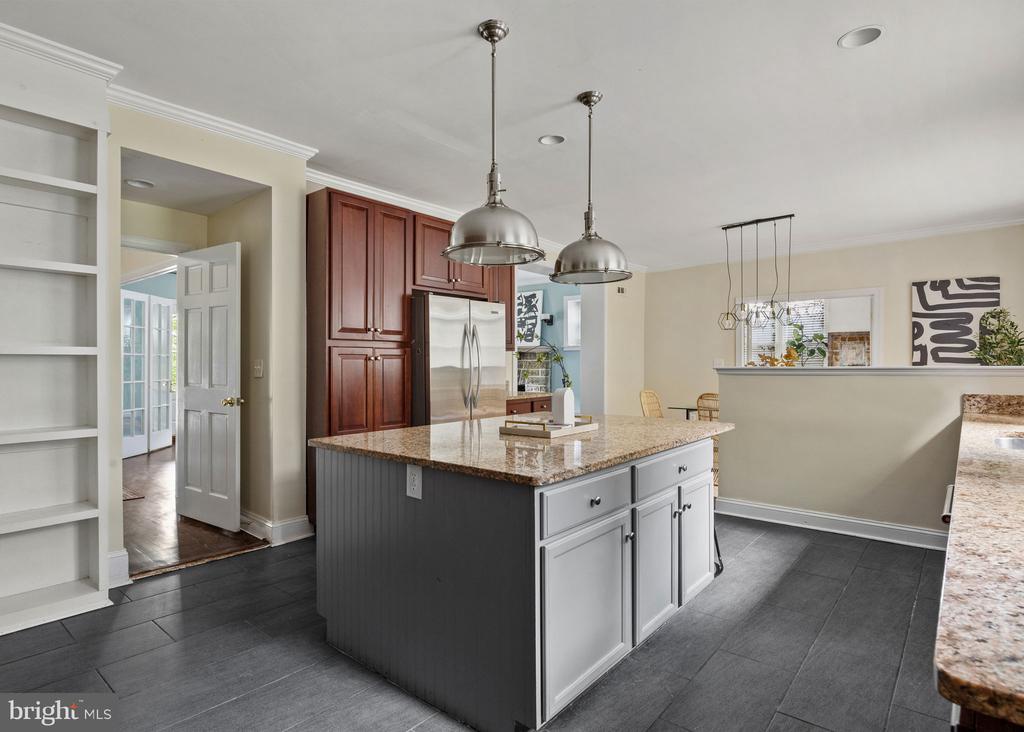 6653 LINCOLN DRIVE