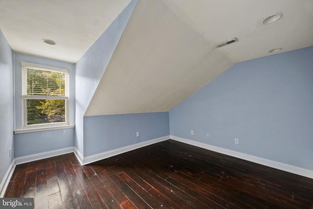 6653 LINCOLN DRIVE