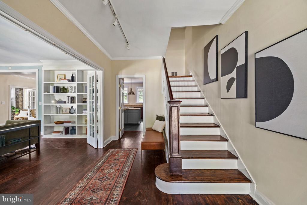 6653 LINCOLN DRIVE