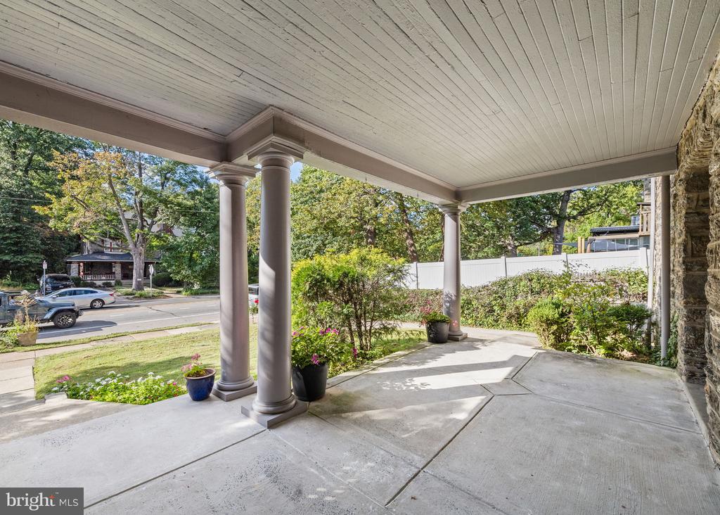 6653 LINCOLN DRIVE