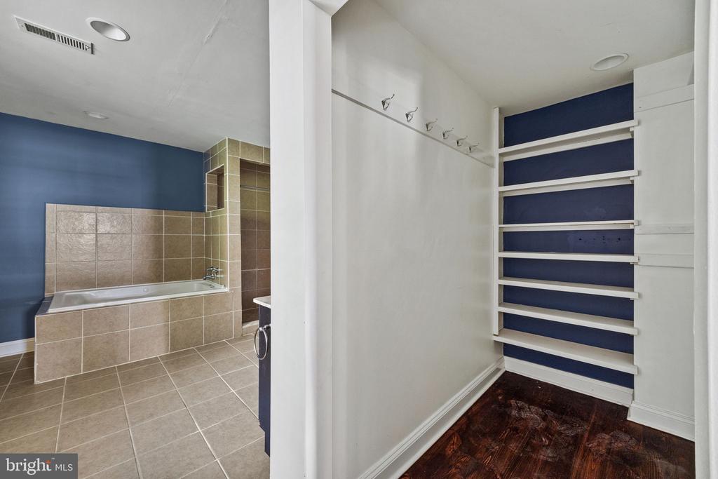 6653 LINCOLN DRIVE