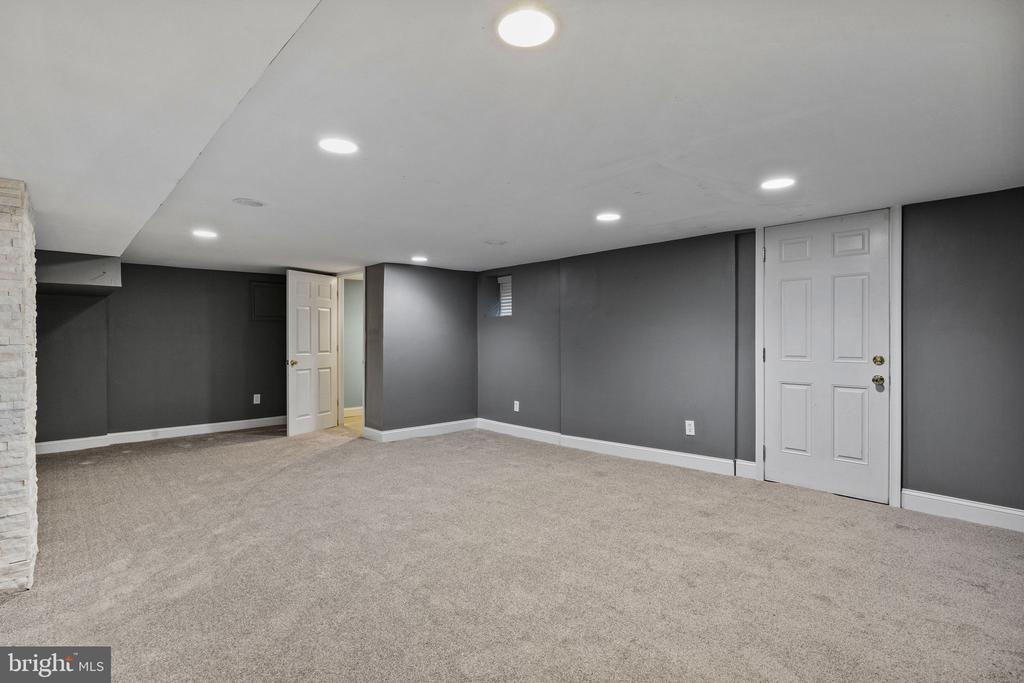 6653 LINCOLN DRIVE