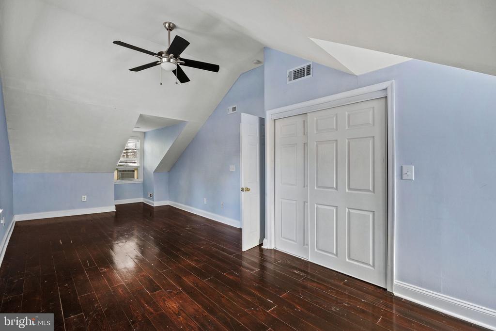 6653 LINCOLN DRIVE
