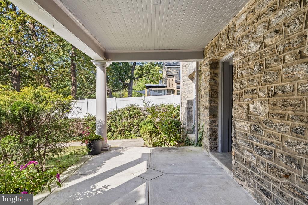 6653 LINCOLN DRIVE