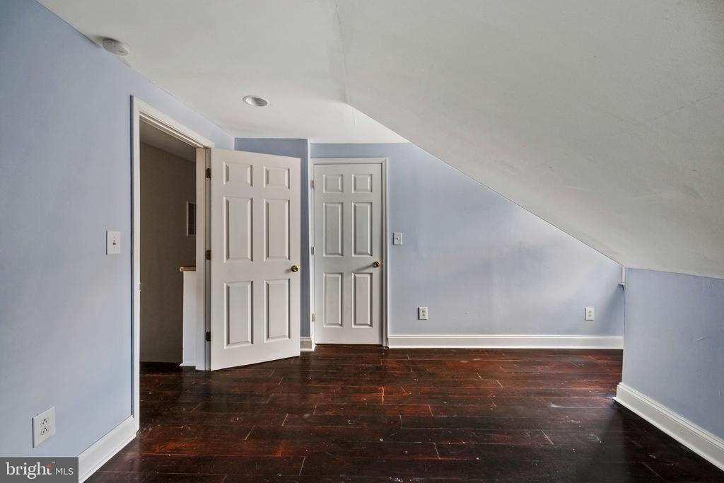 6653 LINCOLN DRIVE