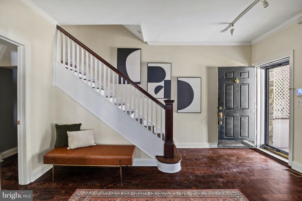 6653 LINCOLN DRIVE