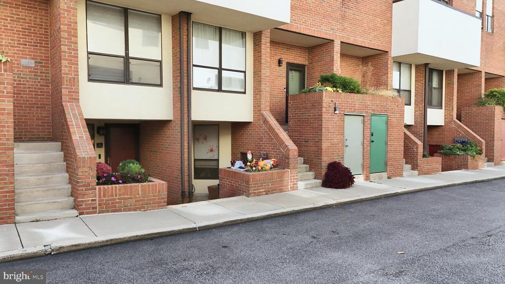 2033 ARCH STREET 49 DR5L