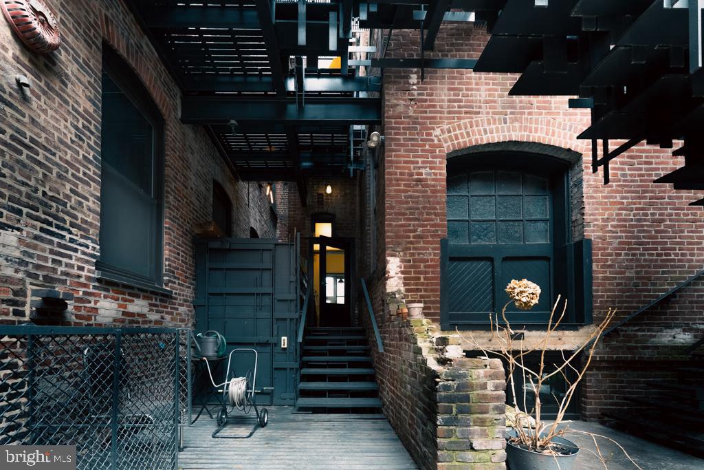 2042 AMBER STREET 46 101