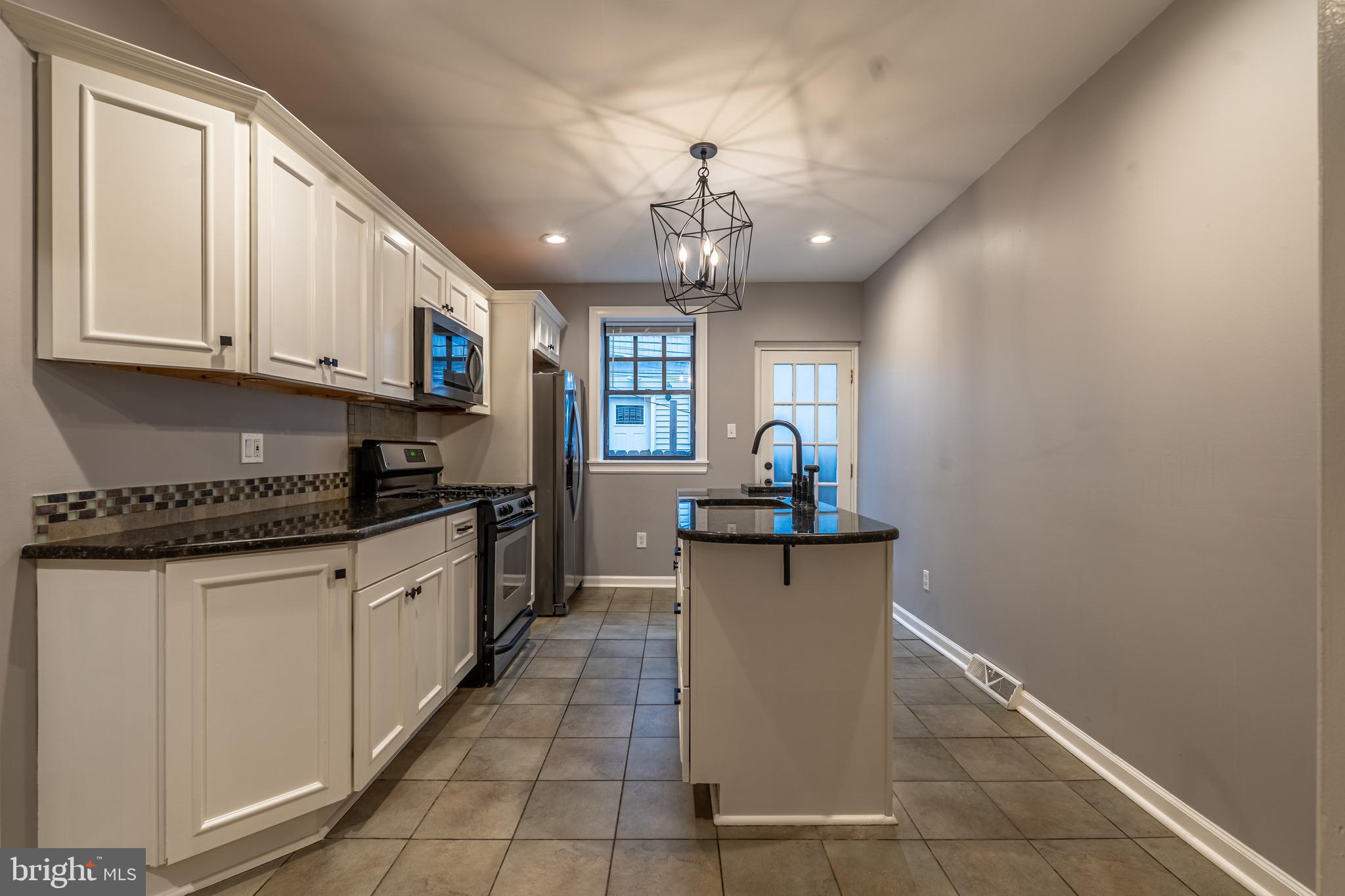 2523 S ROSEWOOD STREET