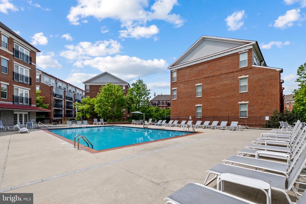 608 CAPTAINS WAY
