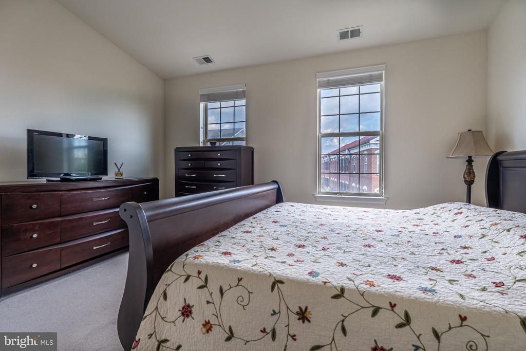 608 CAPTAINS WAY