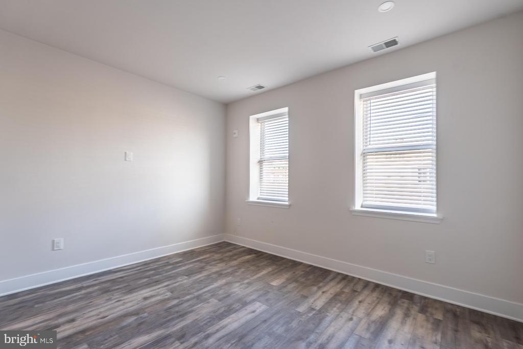 947 S 9TH STREET