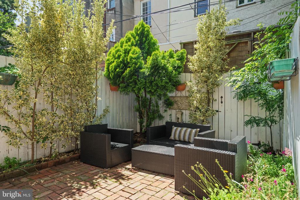 2424 LOMBARD STREET