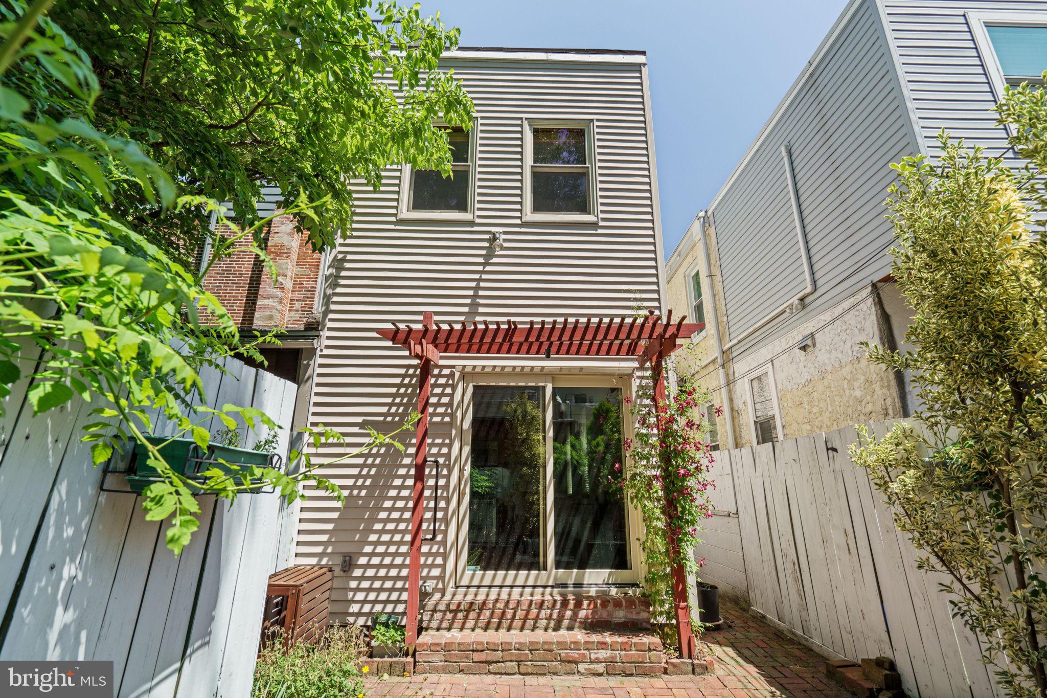 2424 LOMBARD STREET