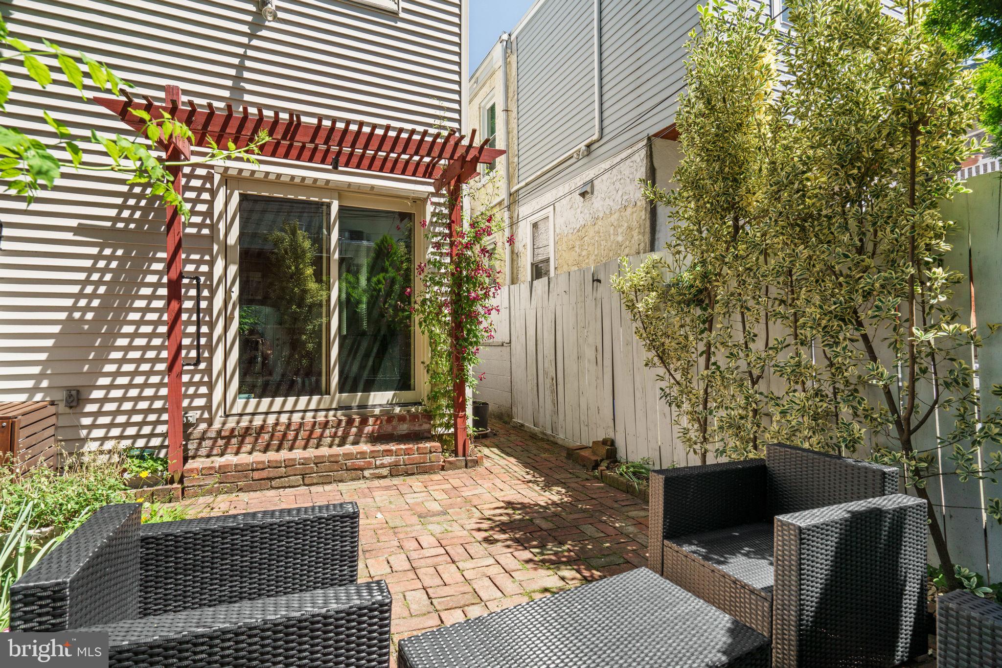 2424 LOMBARD STREET