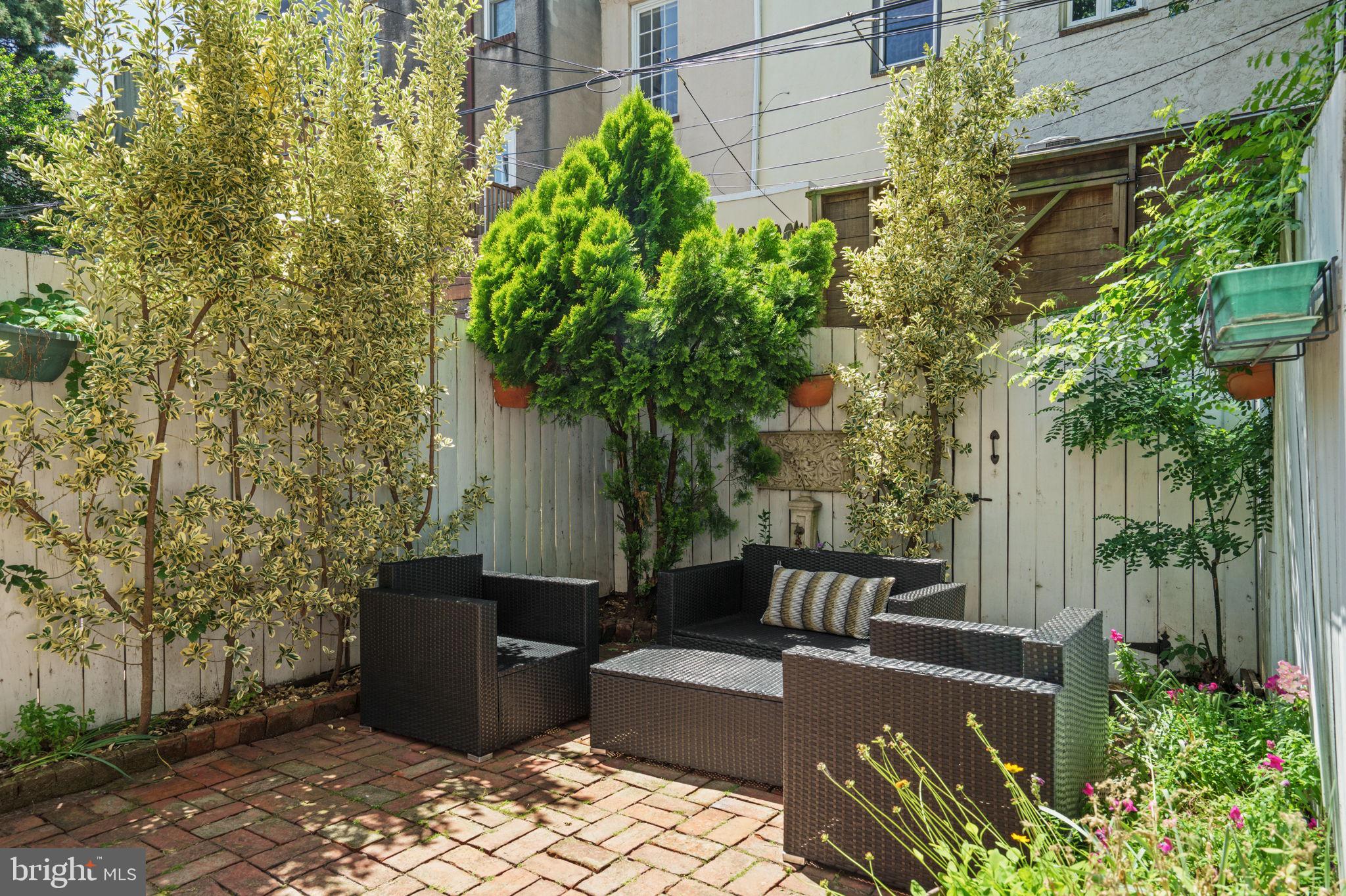 2424 LOMBARD STREET