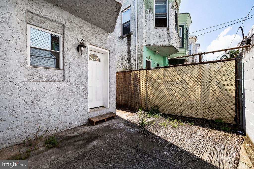 863 E THOMPSON STREET