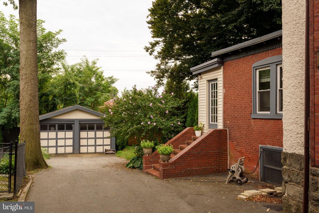 104 ROCHELLE AVENUE