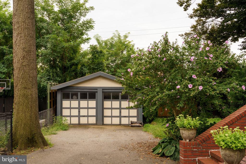 104 ROCHELLE AVENUE
