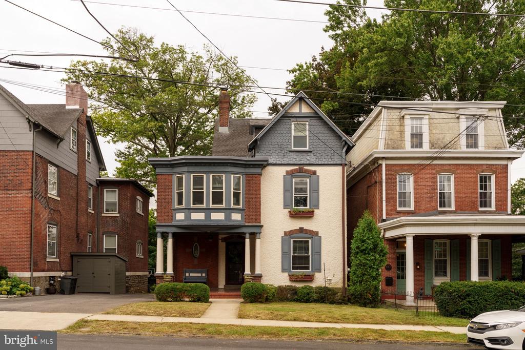 104 ROCHELLE AVENUE