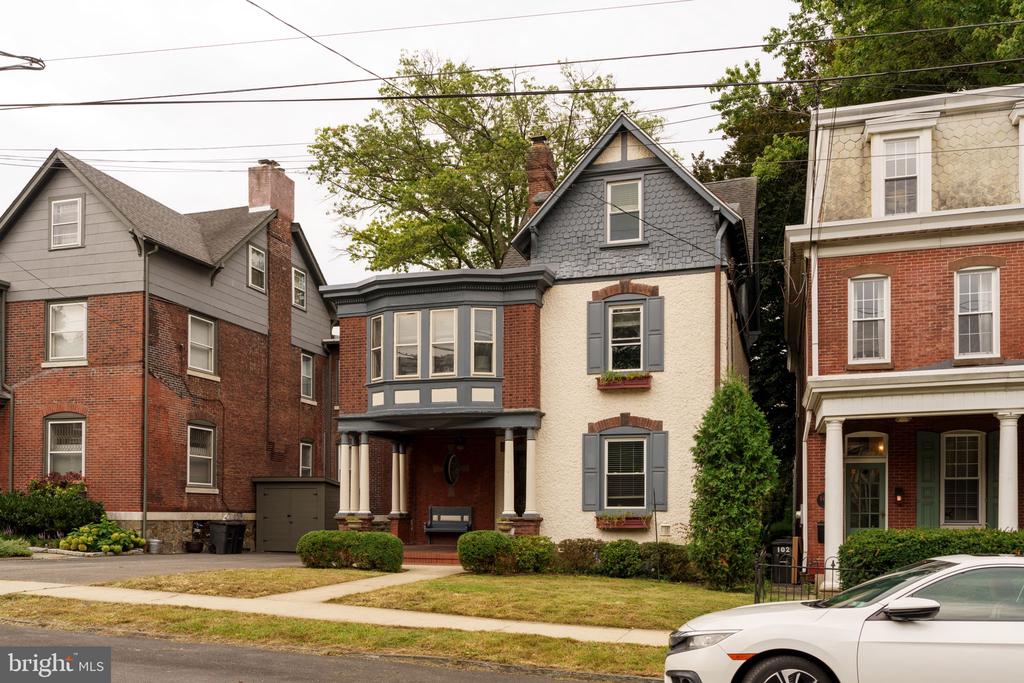 104 ROCHELLE AVENUE