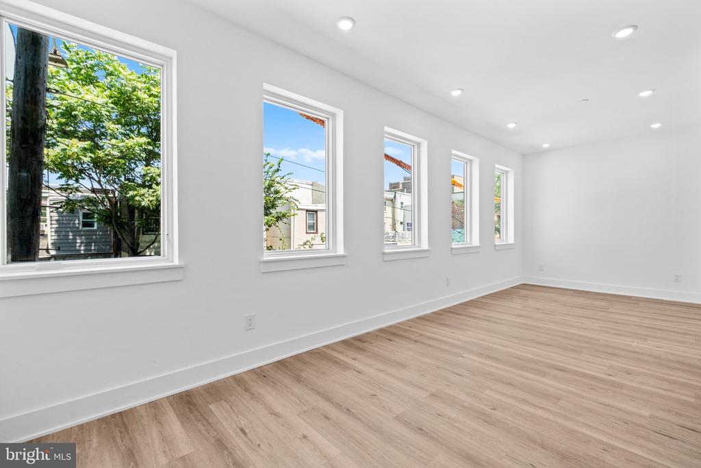 2456 FRANKFORD AVENUE Unit: 9