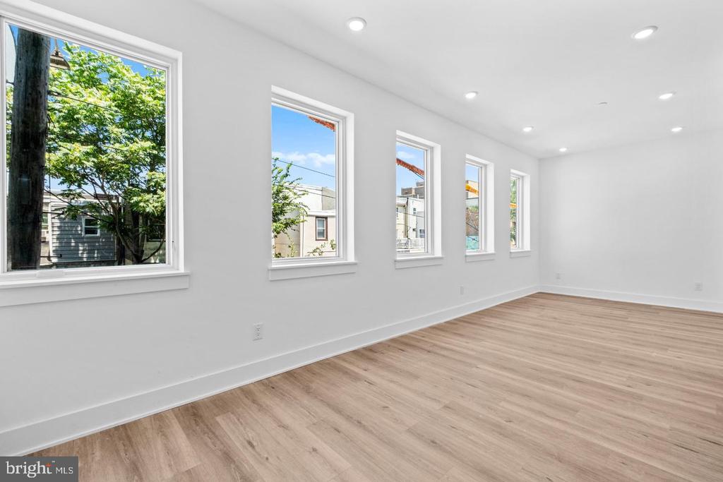 2456 FRANKFORD AVENUE Unit: 9