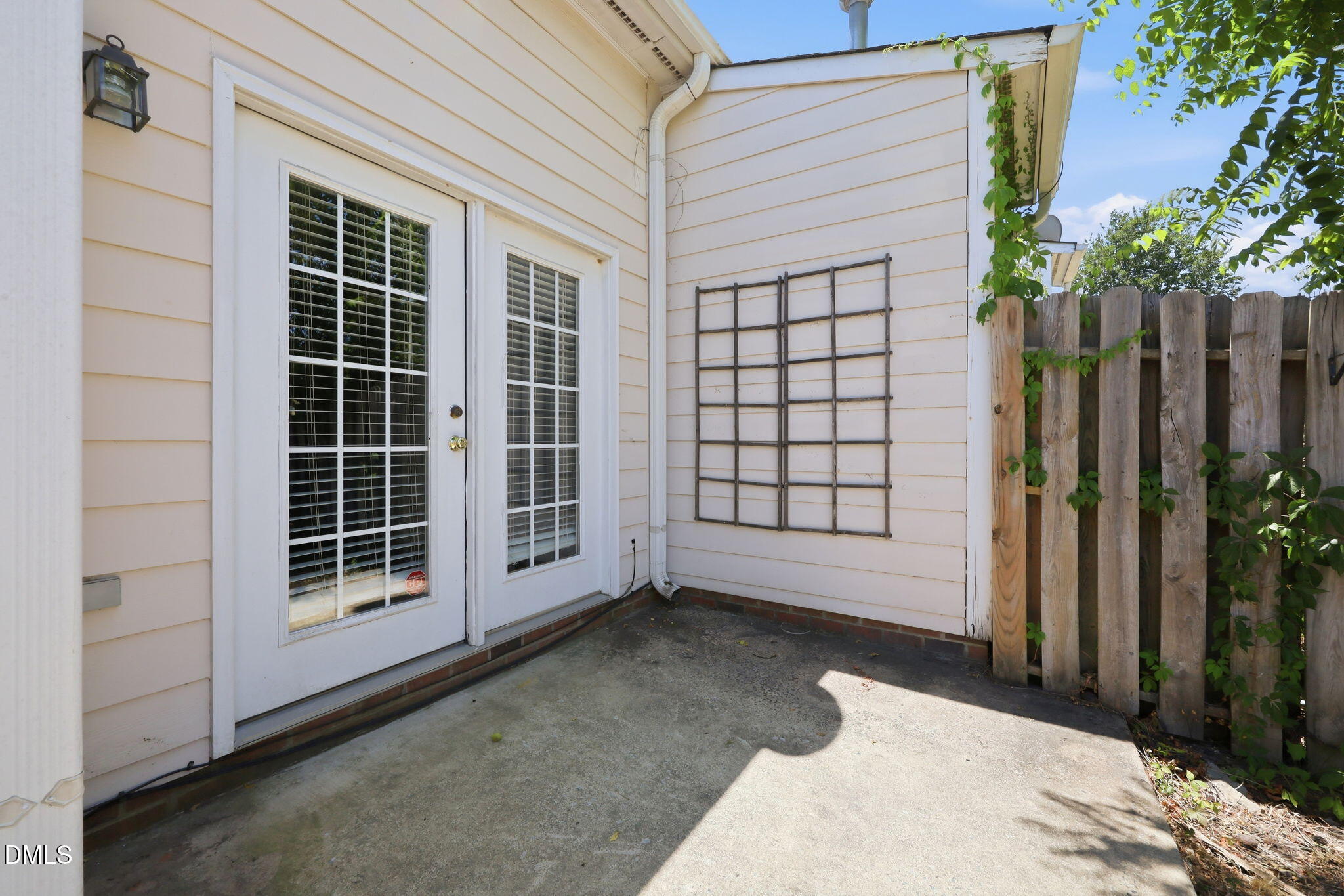 11 Signet Drive