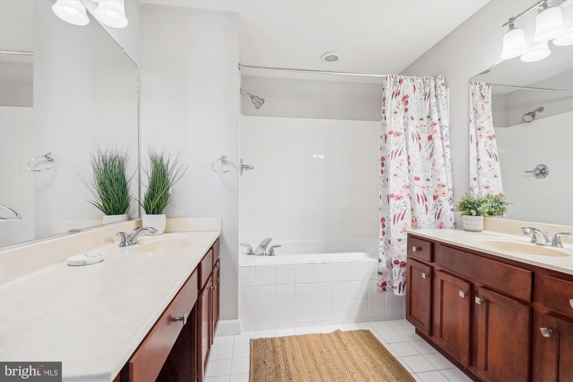 2342 Cambridge Walk