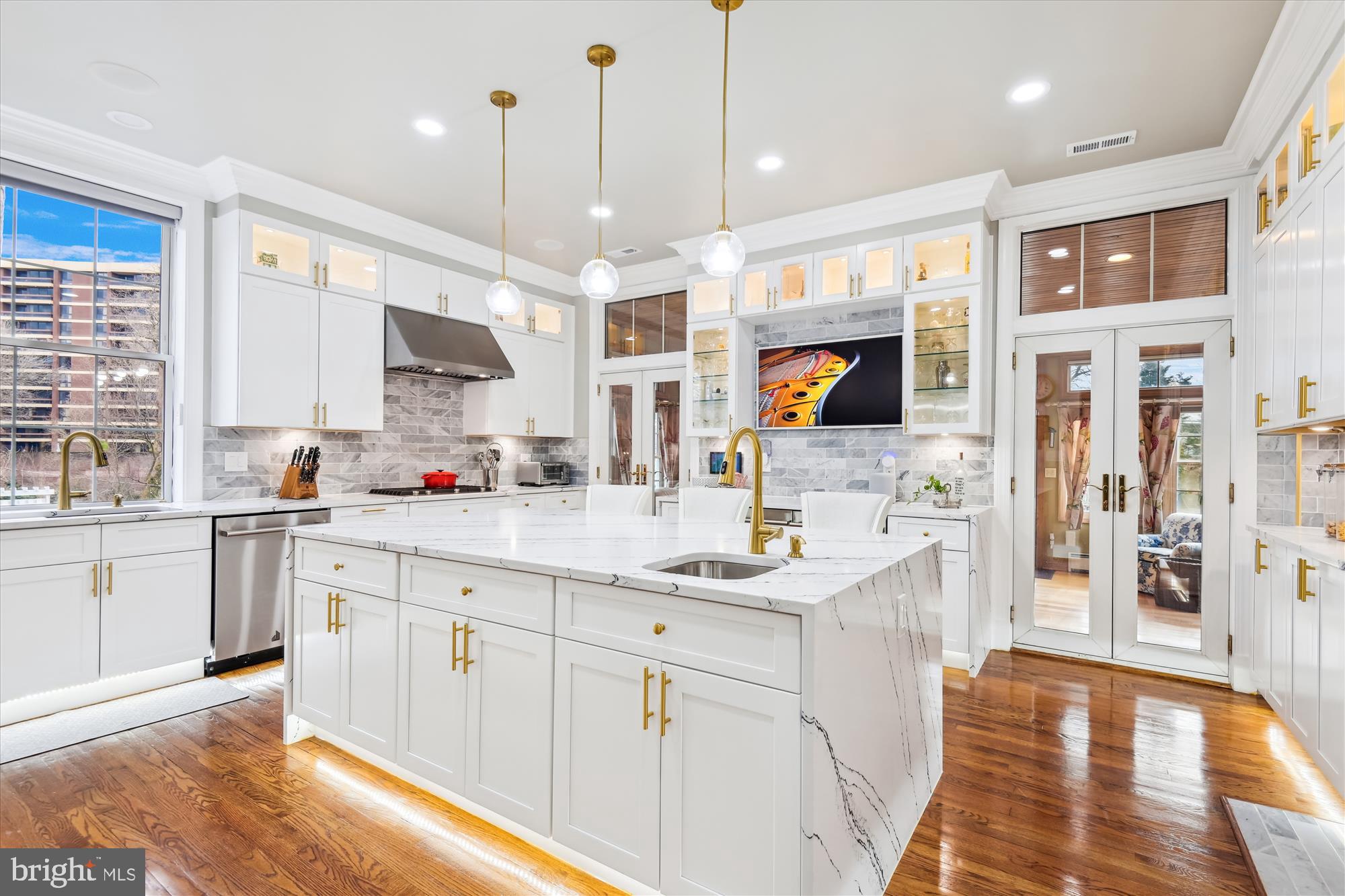 4220 N CHARLES STREET