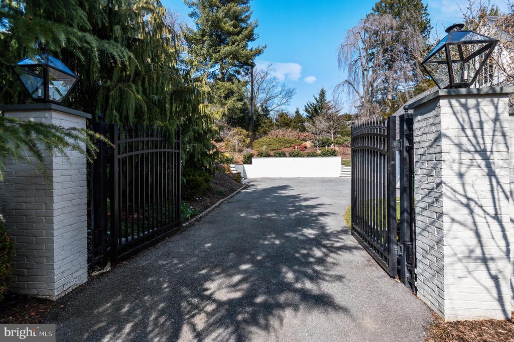 10 OVERHILL ROAD